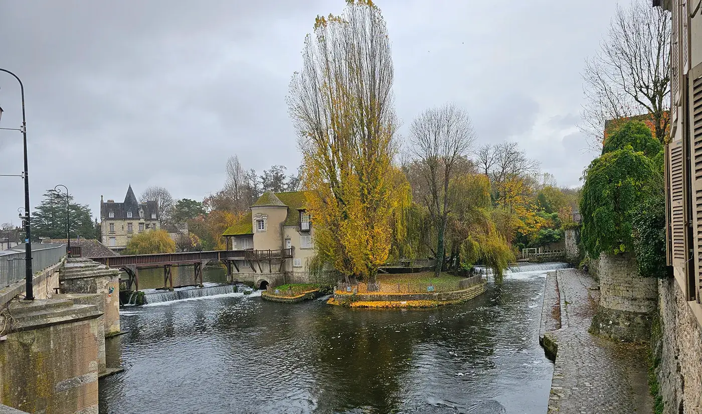 View of the river in Moret-Loing-et-Orvanne from within the town.